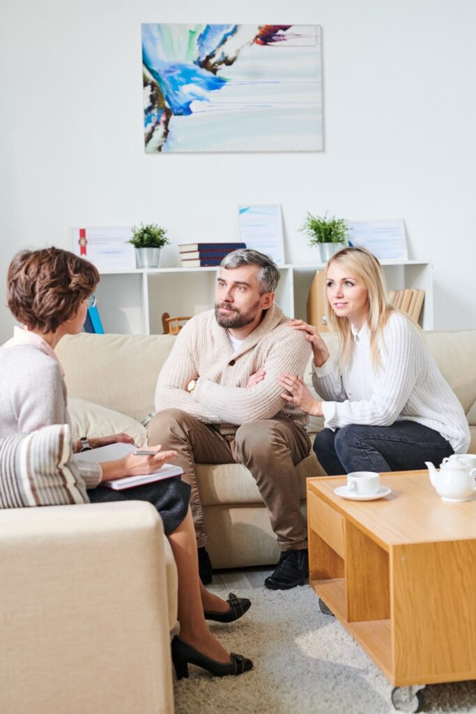 Famiglia che ascolta il parere dello psicologo